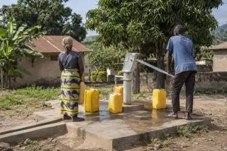 Accès à l’eau — scène fictive générée pour la démonstration.