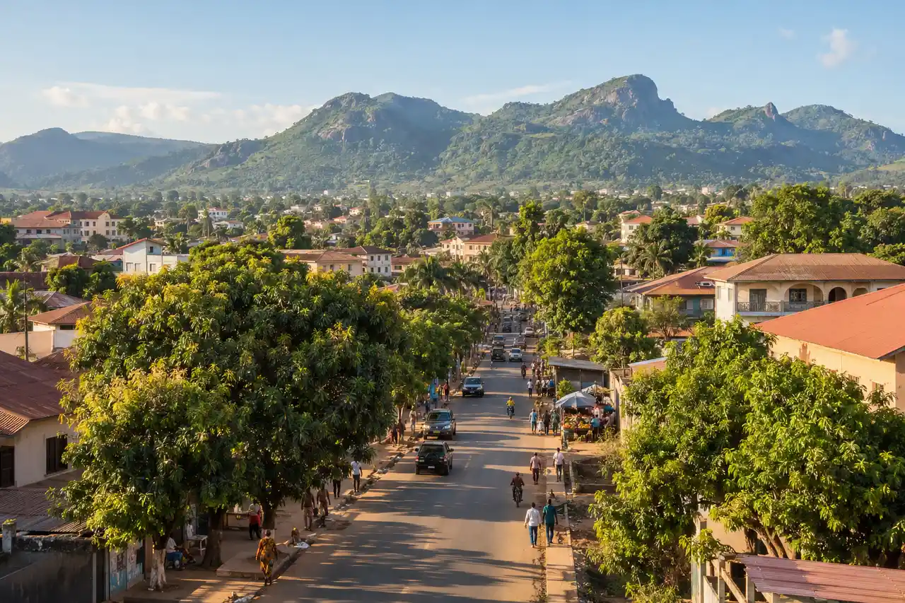 Panorama urbain inspiré de Kindia, image générée pour la démonstration.